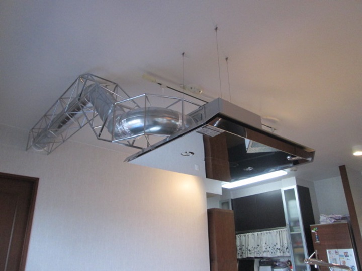 レンジフード、カッコ良すぎです。しかもお手入れも簡単。排出した油は、整流板中央のオイルトレーに集約。オイルトレーは簡単に外すことができ、メンテナンスもストレスなくラクに行なえます。照明はLEDを装備し、明るくエコロジーなレンジフードです