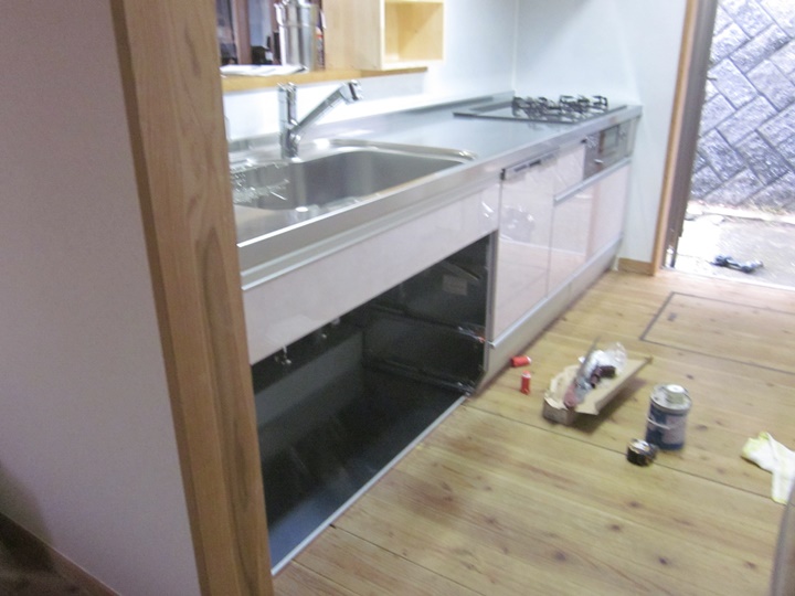 キッチン組立後給水、給湯配管のつなぎこみをします。