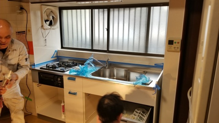 キッチン施工中