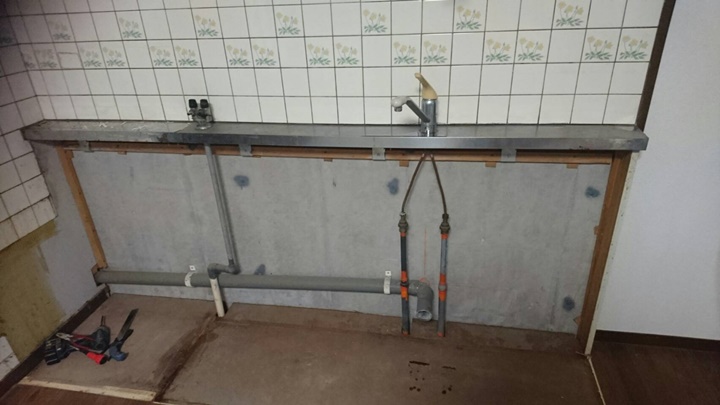 キッチン施工中<br />既存キッチンタイルを解体します。