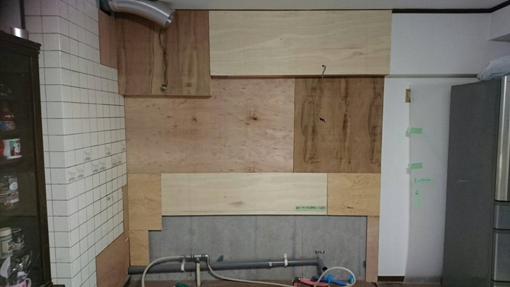 キッチンパネル下地にコンパネを貼ります。<br />ガス菅移設、給水、給湯、排水工事をします。