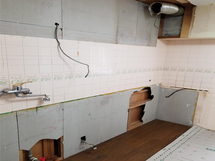 キッチン施工中<br />
解体後、給排水を移設後壁の補修をします。<br />
<br />
