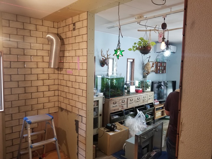 キッチン施工中<br />壁にタイルを貼ります。<br />