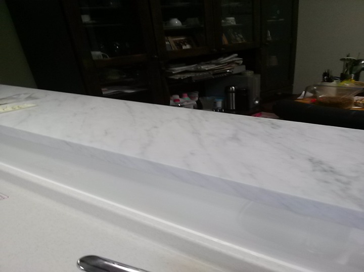 キッチンカウンター天板はサンゲツのリアテックで貼りました。<br />