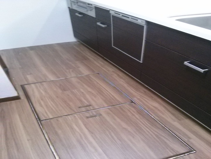 床はフロアタイル、壁はクロスで仕上げました。