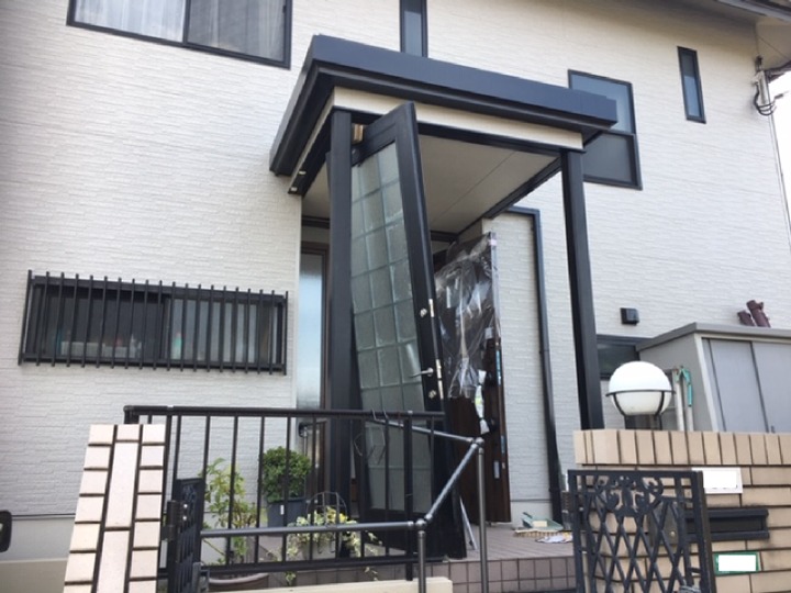 玄関ドア施工中
