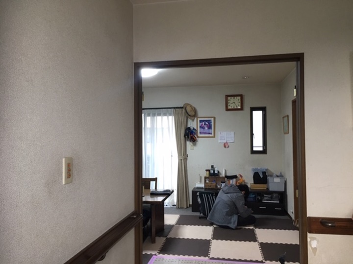 内装施工中<br />開きの親子ドアから上吊アウトｾｯﾄに交換です。