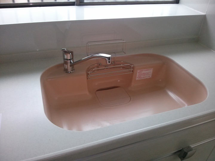 ワークトップは人造大理石、シンクの中はタンジェリンピンク