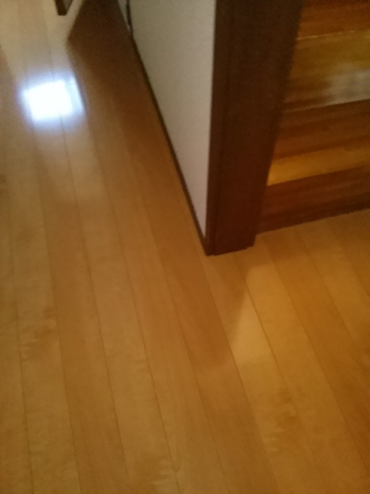 床は東洋テックス桜、キズが付きにくく、ワックスかけ不要。お手入れがとても楽なオススメ商品です。