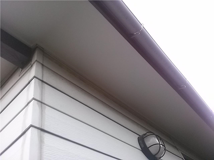 雨漏りしていましたので屋根板金を補修後、張替します。