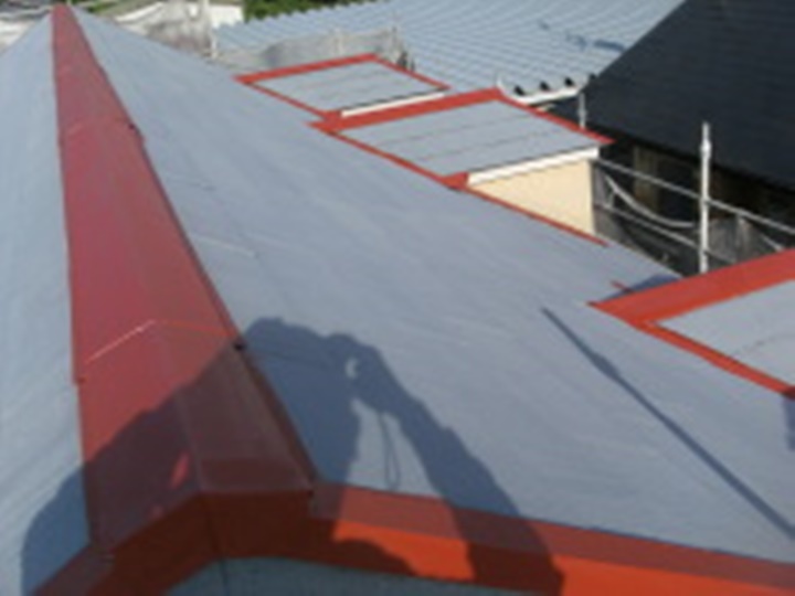 施工中<br />高圧洗浄で汚れや、劣化した塗膜を洗い流した上で、下地シーラー<br />及び鉄部にさび止め塗装を施します。シーラーの目的は上塗り塗料をよく着かせるためと屋根材に浸み込ませる事により素材が強くなることです。