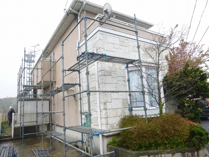 足場を組んでいきます。<br />