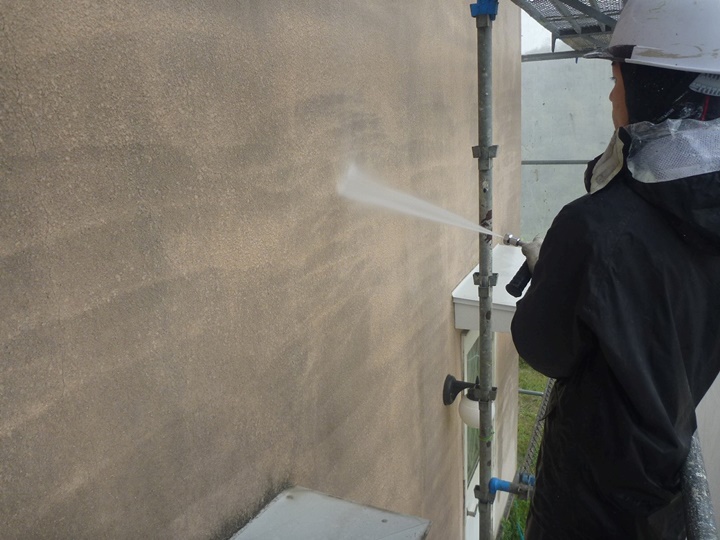 高圧洗浄で壁にこびりついた汚れ、苔などを取っていきます。