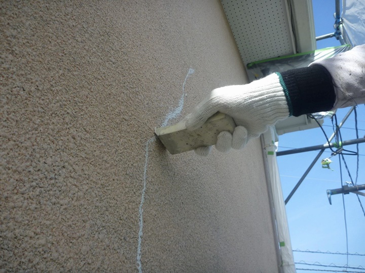 外壁のｸﾗｯｸなどは雨水の進入につながり建物を痛めてしまいますので補修をしっかりします。