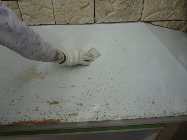 鉄部はサビをある程度とり、塗装の付をよくするためにぺーぱーをかけていきます。