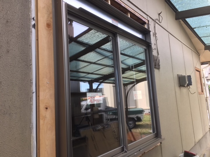 洋間サッシ施工中<br />外部、内部の壁補修をして完成になります。