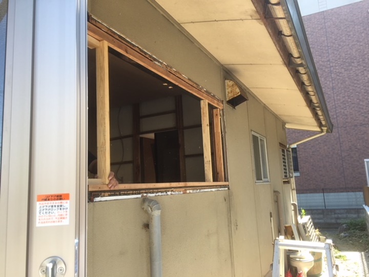 台所サッシ施工中<br />サッシ解体後取り付けれるよう、下地を組みます。