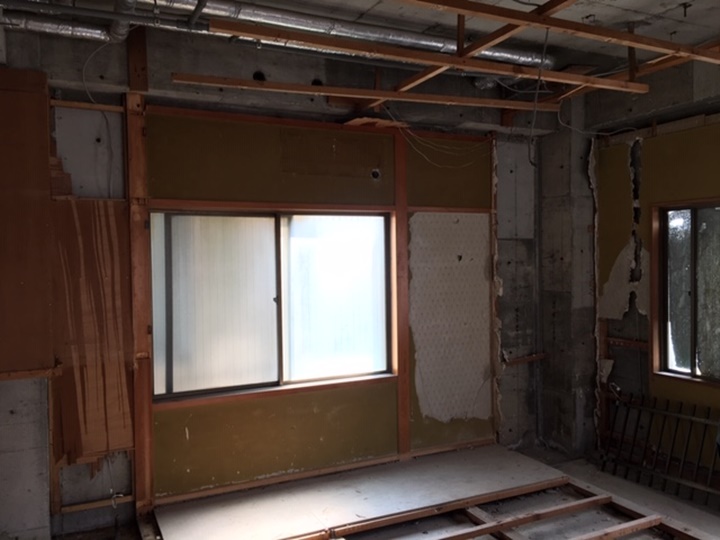 天井、壁、床などを解体後、電気配線工事をしていきます。