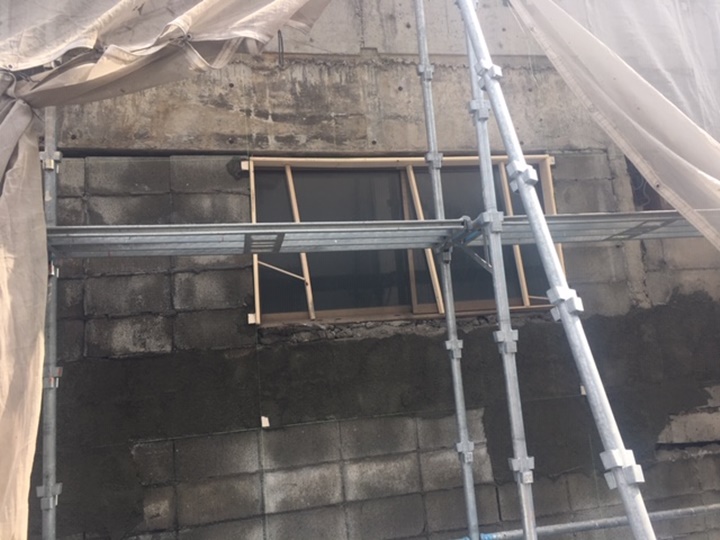 でこぼこの多い外壁を左官工事でフラットにします。