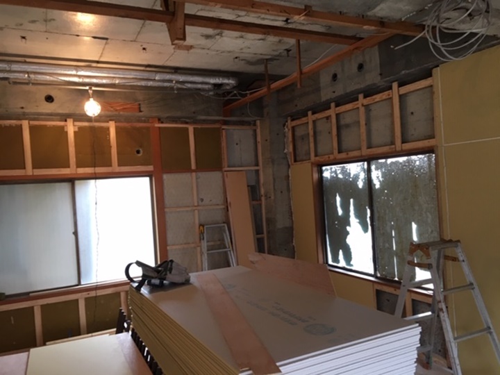 下地を木材を組んでいきボードを貼っていきます。<br />