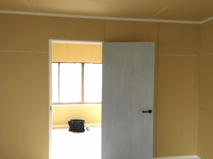 間仕切り施工後ドアを取付します。