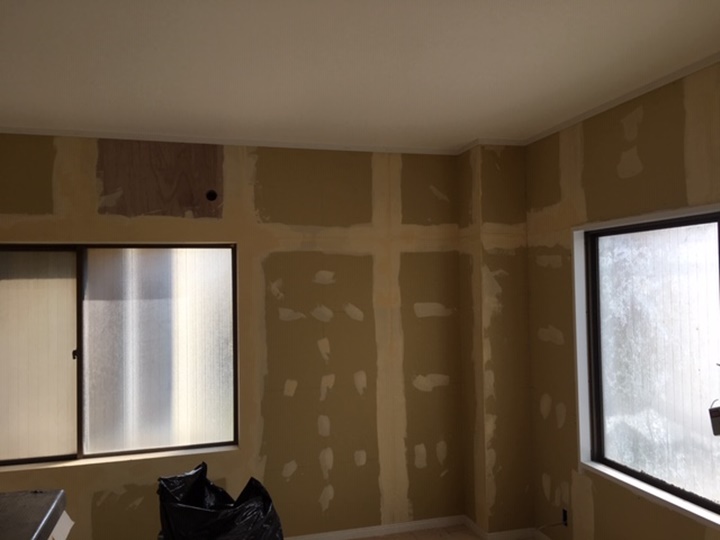 ビス穴、継ぎ目をパテでしっかり表面を平らにして仕上げます。