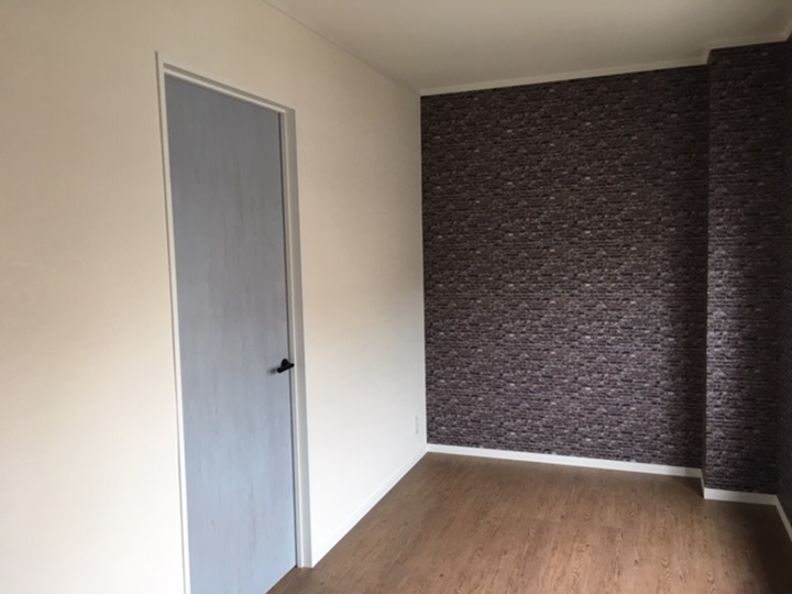 ドアはカフェや雑貨屋のような洋風ナチュラルテイスト、木目の抑揚や木肌感、ペンキで仕上げたような風合いを表現して使い込まれた風合いの「エイジング加工」を施した、ラフでアンティークな色味で、カワイイからステキまで、お部屋を自由に演出できまる商品です。