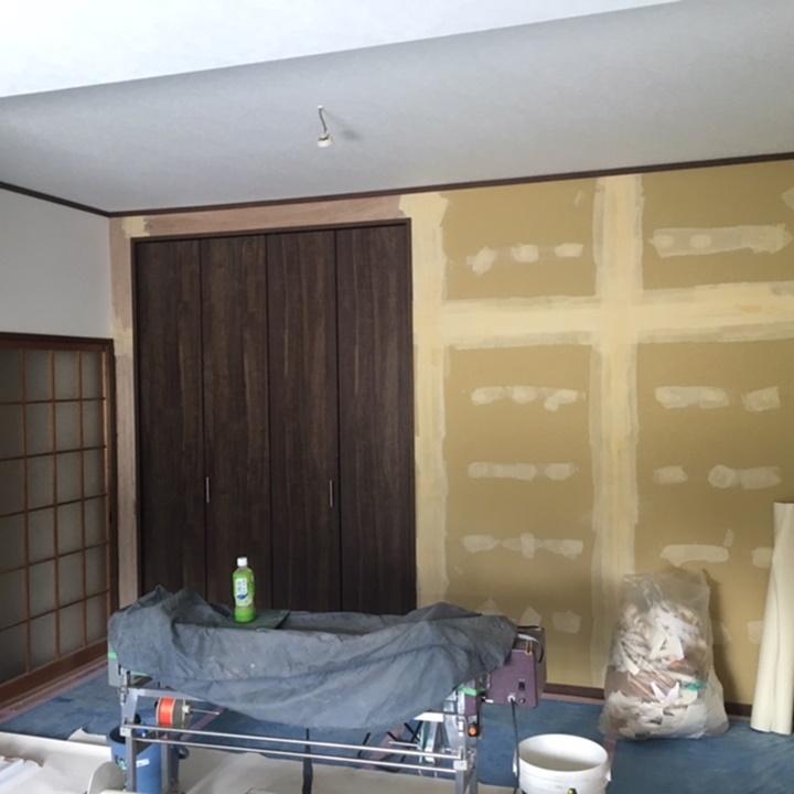 クロスを貼っていきます