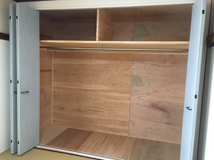 服はパイプハンガーを2つ付けて大容量収納できるようにしました。