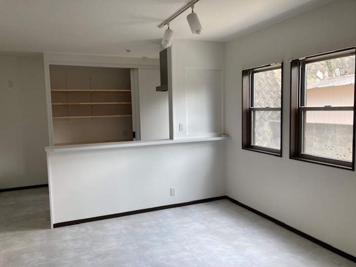 リビング施工後<br />カウンター天板、枠はダイノックシートで仕上げ、リビング正面L字壁にニッチ棚を造作しました。