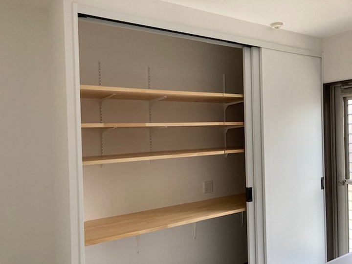 棚は可動式で位置変更可能です。