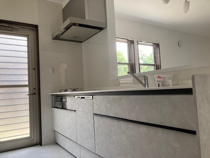 キッチン施工後<br />新たに深型の食洗器を取付しました。レンジフード、ガスコンロ、水栓はまだまだ綺麗で使用できるので既存のものを再度取付しました。