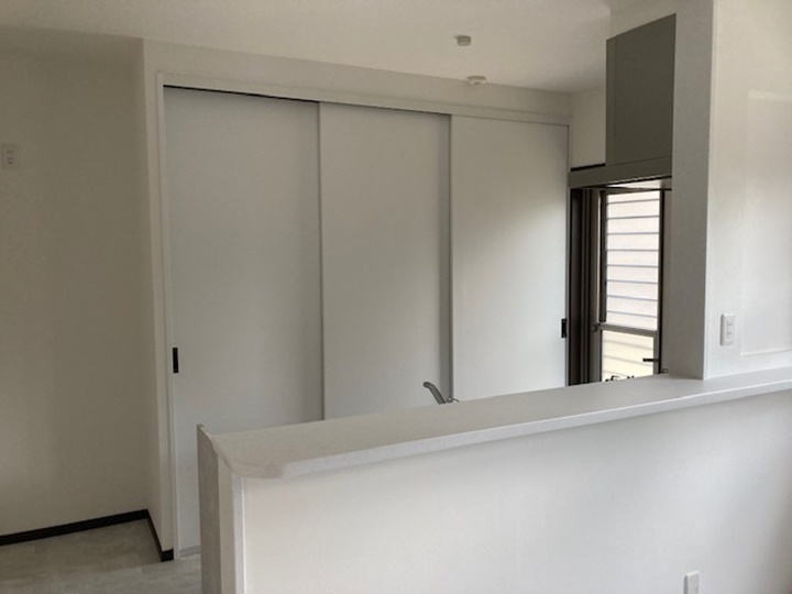 キッチン背面の壁にオーダーで収納力のあるカップボードを造作しました。