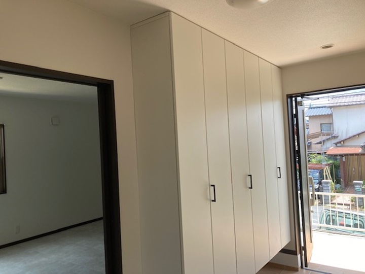 玄関靴箱も収納力のあるものに交換しました。