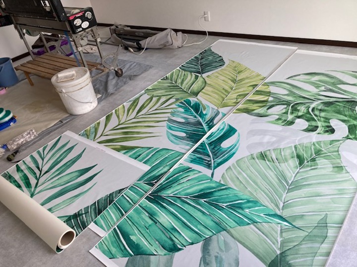 玄関横に貼る壁紙になります。巾９０㎝の壁紙を柄が合うように貼ります。