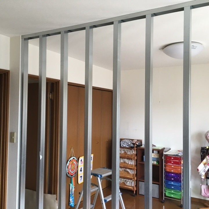 壁下地を軽鉄で組んでいきます。