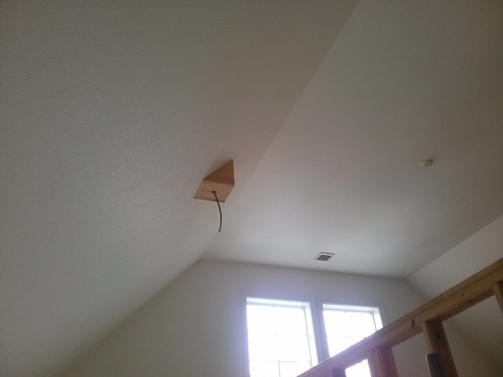 天井の勾配がきついので、そのままではシーリングファンが取付できないため、土台を造作しました。