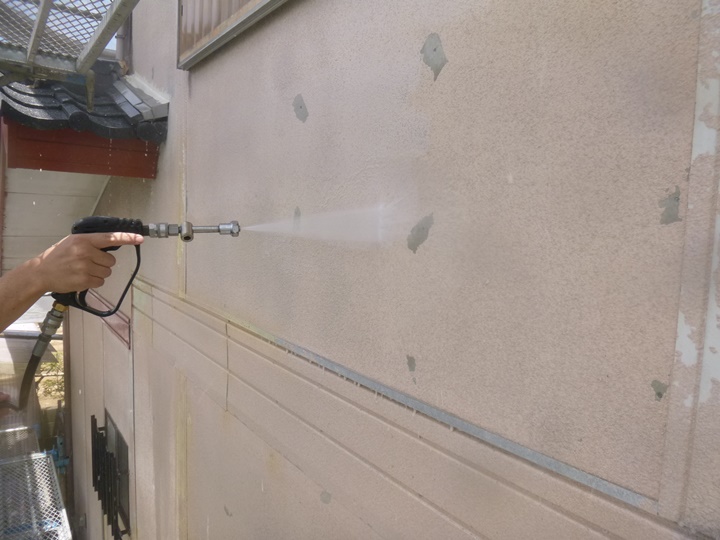 高圧洗浄でボロボロ落ちる悪い下地部分を落とします。