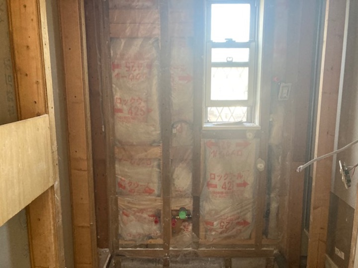 洗面施工中<br />壁、天井剥ぎ取りして新しく貼りかえます。