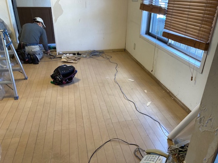 リビング施工中<br />床のフローリングを貼っていきます。
