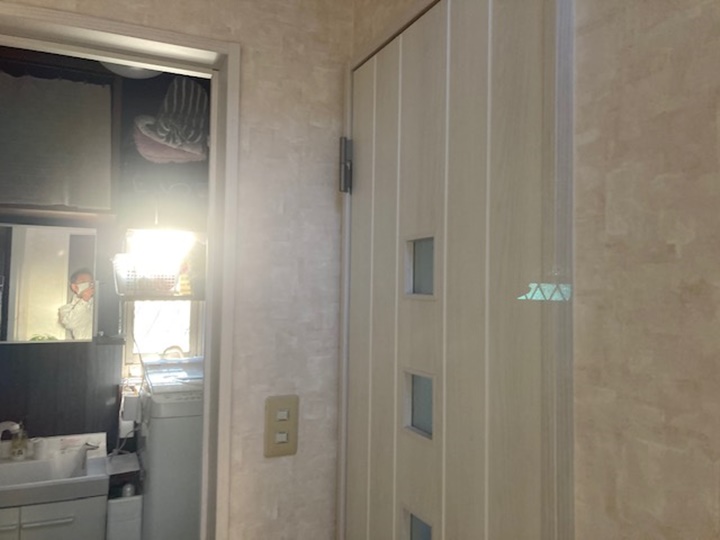 建具交換後<br />床を上げて新しく洗濯機パンを取付。