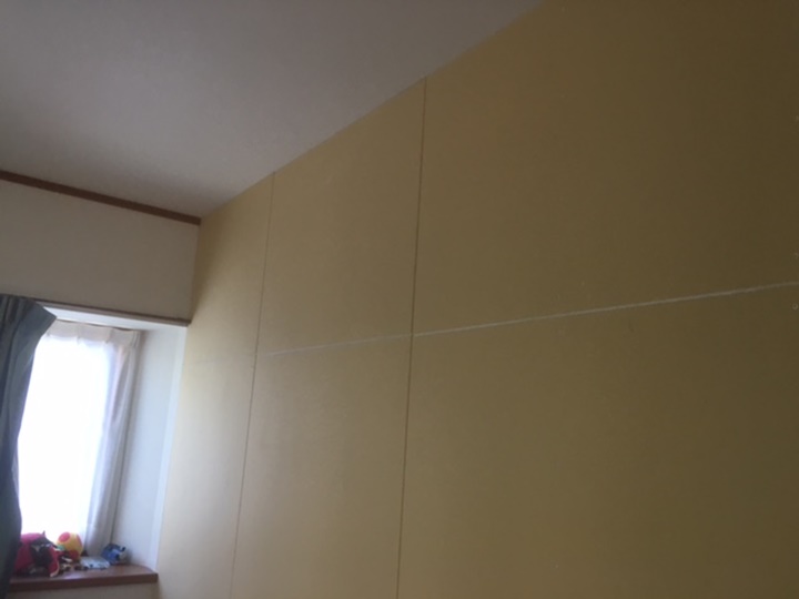 ボードを貼る下地をスチール製の軽天材で組んでいきます。<br />