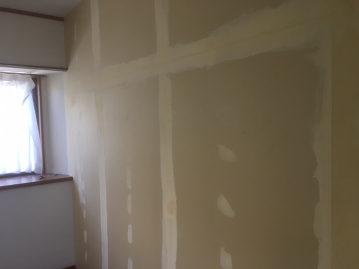 壁紙を貼るためにビス穴、隙間をパテで埋めていきます。