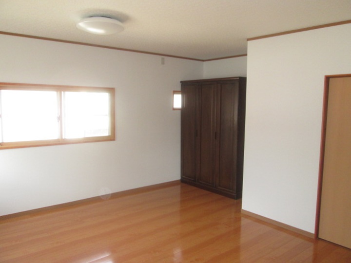 床のフローリングも張替えました。<br />東洋テックス高級銘木桜ＡＡ2