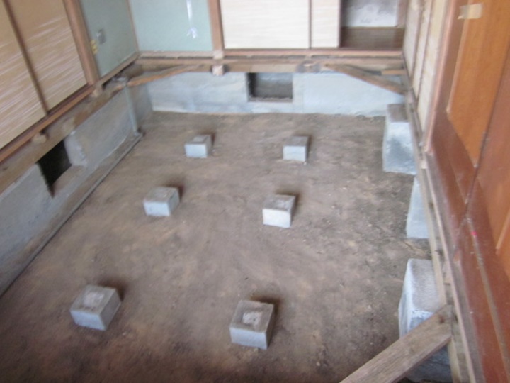 施工中<br />
和室の畳、下地を撤去<br />
