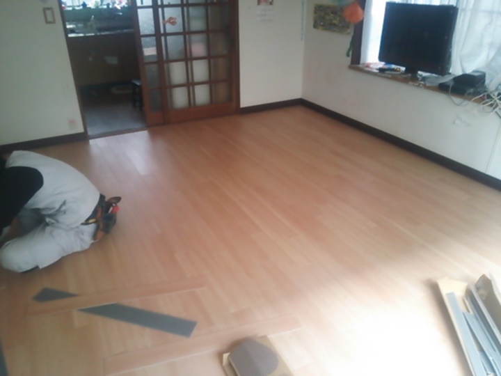 フロアタイルはワックス掛けして頂ければより美しく見えますのでお勧めします。<br />床のお悩み等あればすぐにお問い合わせ下さい！！