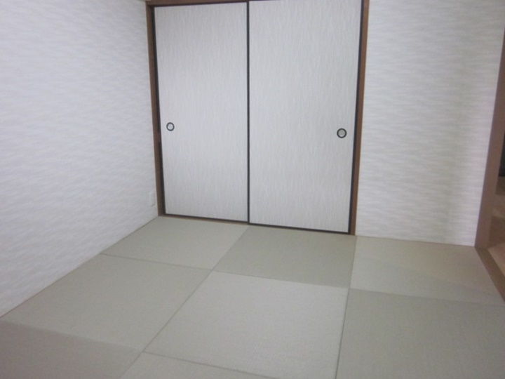 和室施工後<br />ヘリ無畳でモダンな和室に、襖もクロスで仕上げました