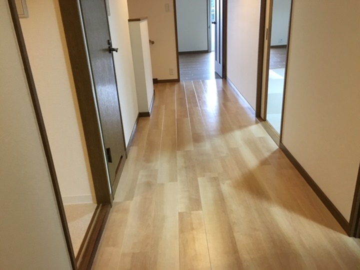 ローカ施工後<br />ローカは床を明るい色のフロアタイルで貼りました