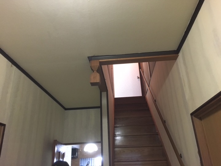 ローカ施工中<br />既存壁紙を剥いだ状態です。