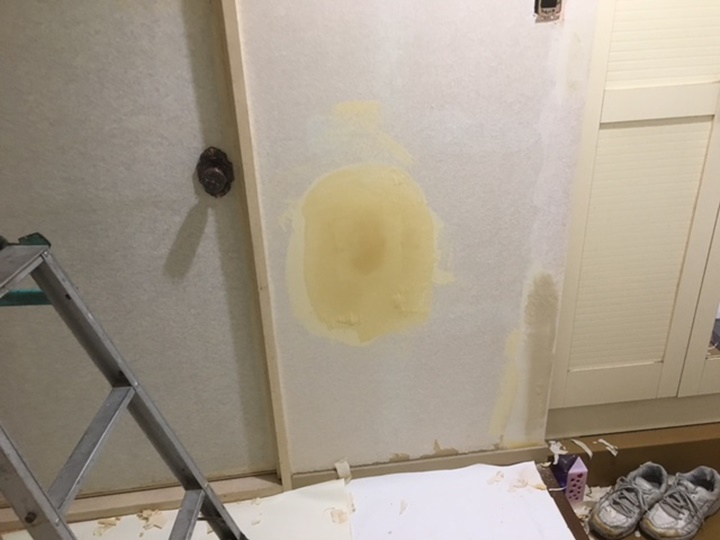 玄関施工中<br />穴の開いた壁は補修してクロスを貼ります。